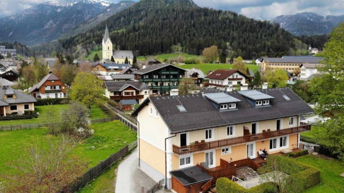 Bad Mitterndorf Apartment | Vacation apartment Enzian (70 m2), parking, WLAN, large garden, playground
