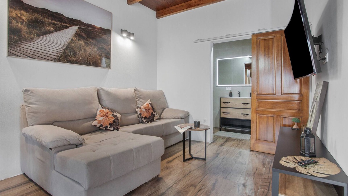 Uga Apartment | Vacation Apartment 'El Refugio De Los Sueños' with Mountain View, Private Terrace and Wi-Fi
