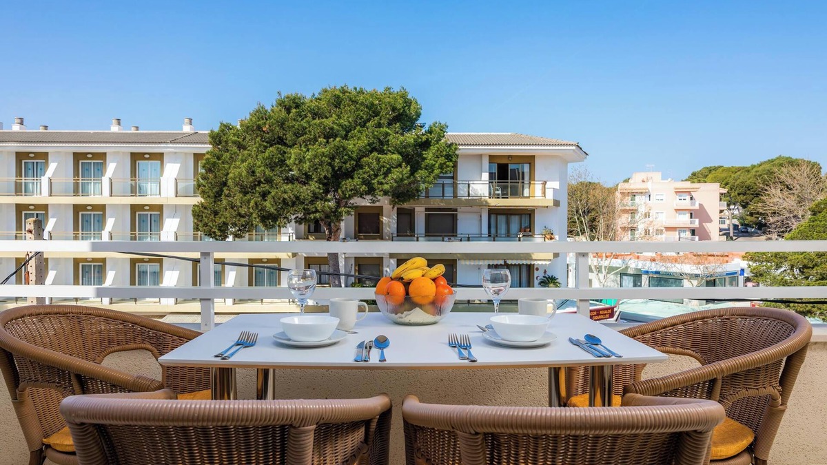 Es Pelats Apartment | Vacation Apartment Casa Laura with Wi-Fi, Balcony & Garden