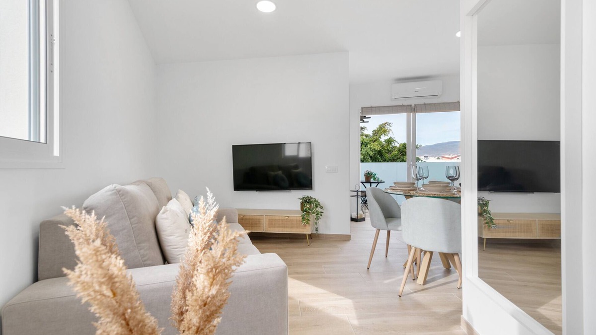 Telde Apartment | Vacation Apartment 'Flamboyan 1' with Balcony, Wi-Fi and Air Conditioning