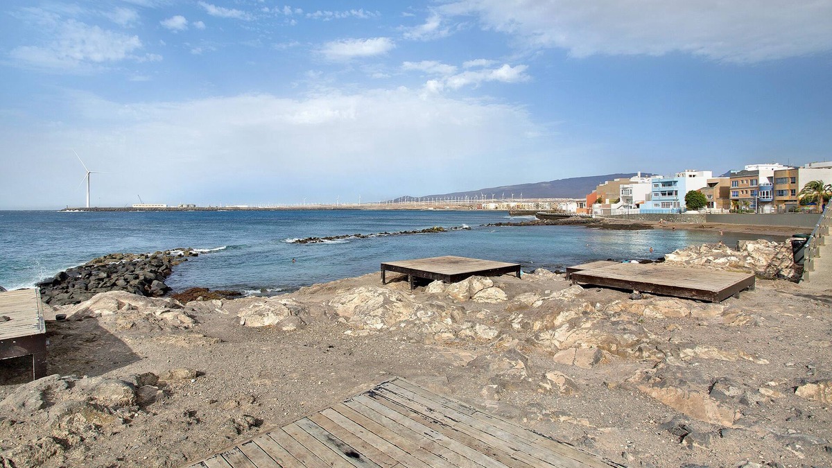 Playa de Arinaga Apartment | Vacation Apartment "Gofiobeach" with Private Terrace, Wi-Fi and Air Conditioning