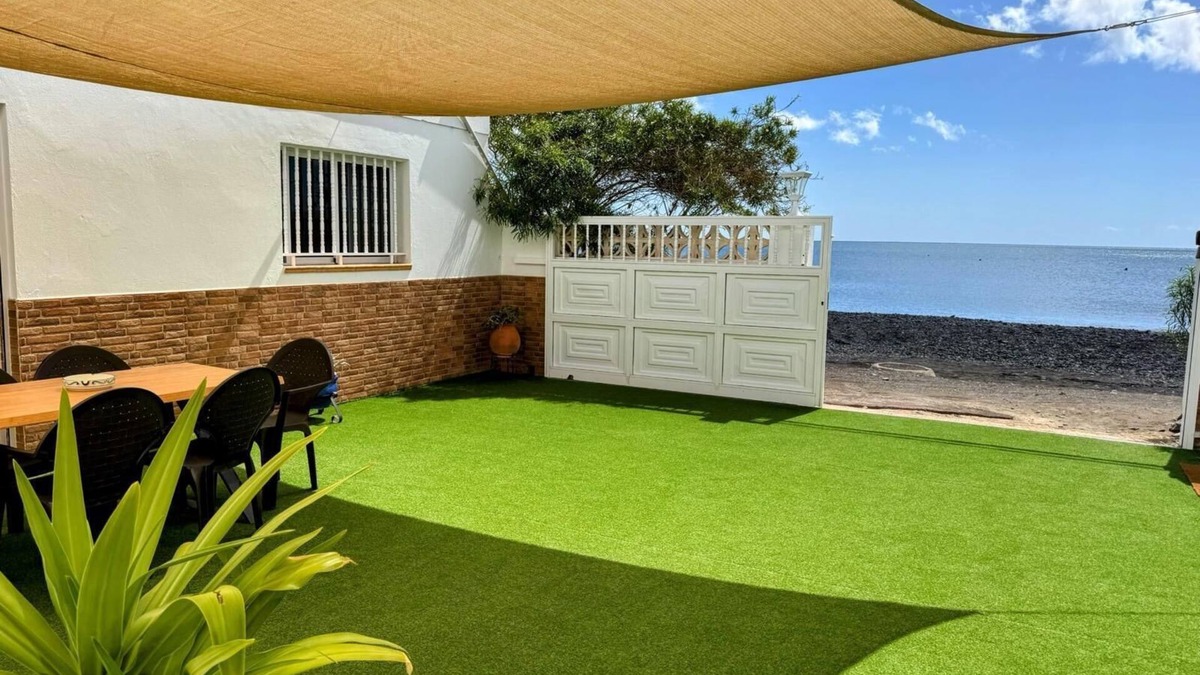 La Lajita Apartment | Vacation Apartment 'La Lajita Beach House' with Sea View, Private Terrace and Wi-Fi