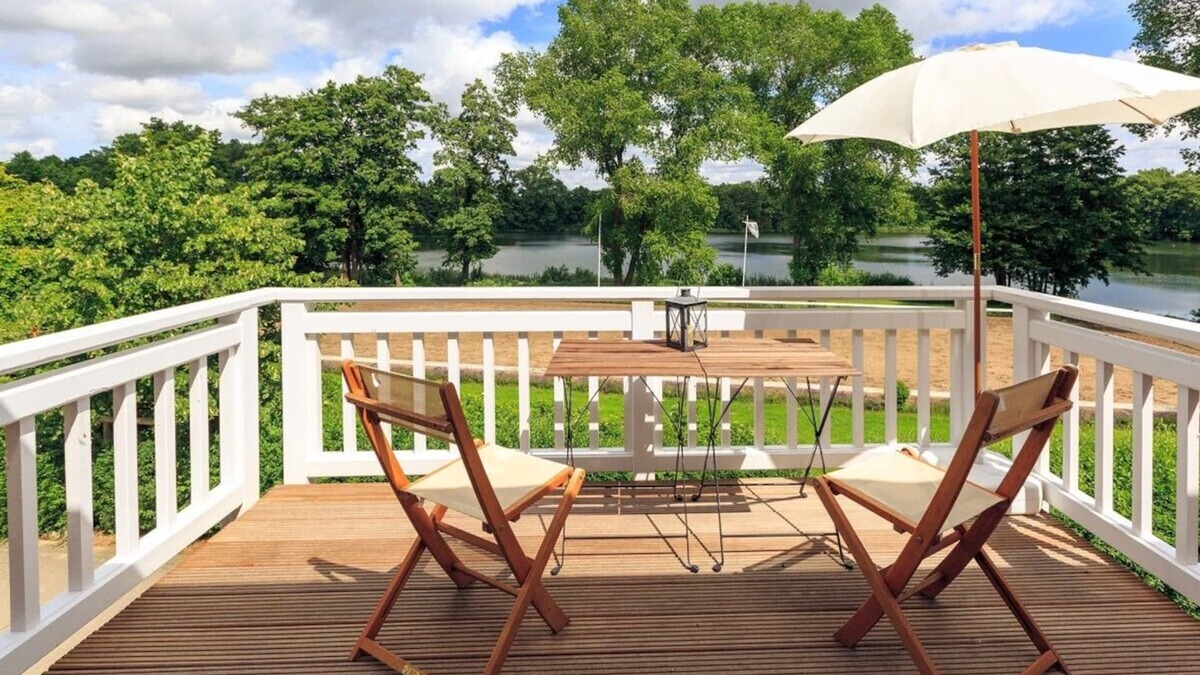 Grebin Apartment | Vacation apartment "Zum See": Direct view of the lake and the dressage arena