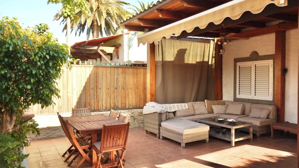 Playa del Ingles Apartment | Vacation 'Bungalow En Playa Del Inglés' with Shared Pool, Private Terrace and Wi-Fi
