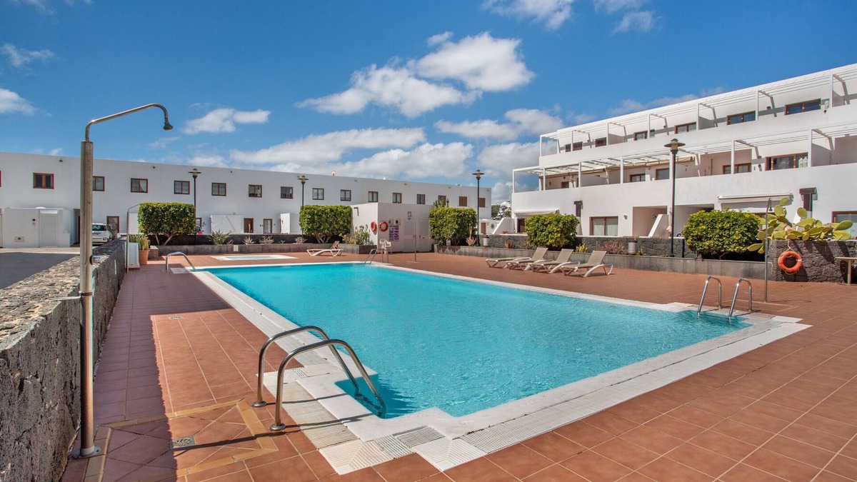 Costa Teguise Apartment | Vacation 'Casa Rosa' with Sea View, Shared Pool and Wi-Fi