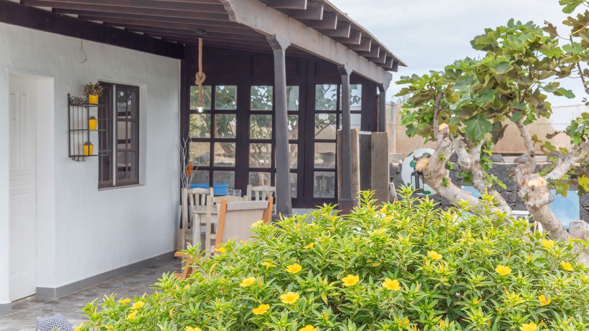 Tinajo Apartment | Vacation 'El Cuarto De Moza' with Private Terrace, Shared Garden and Wi-Fi