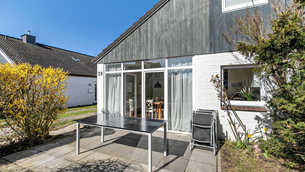 Busumer Deichhausen House | Vacation Home "Deich Hus" with Private Terrace, Garden & Wi-Fi