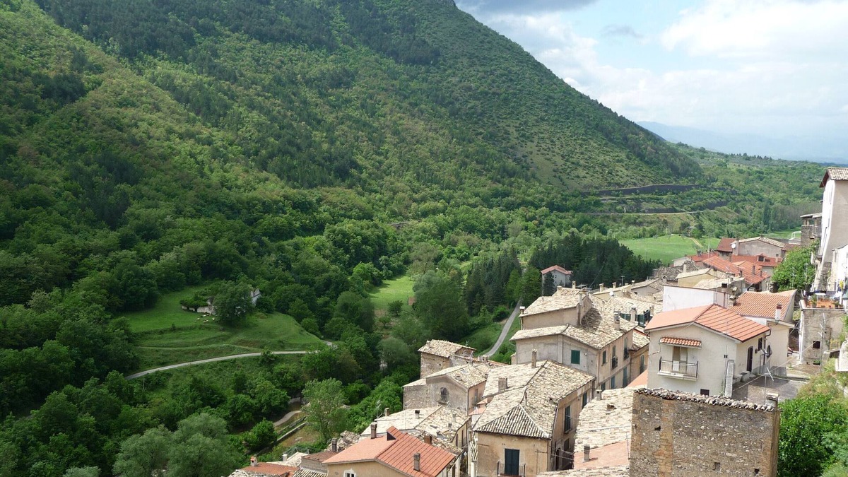 Pettorano sul Gizio House | Vacation Home "Stephanie's Home" with Mountain View, Private Terrace & Wi-Fi