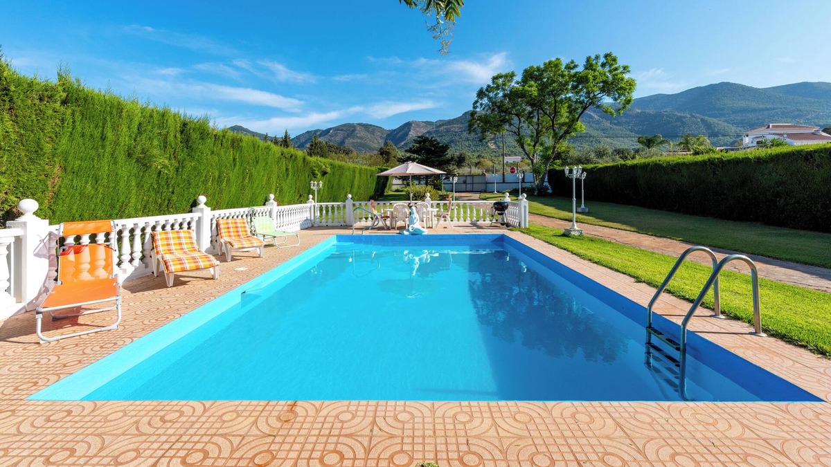 Alhaurin el Grande House | Vacation Home La Casa del Campo de Mis Rapaciños with Mountain View, Wi-Fi, Garden & Terrace