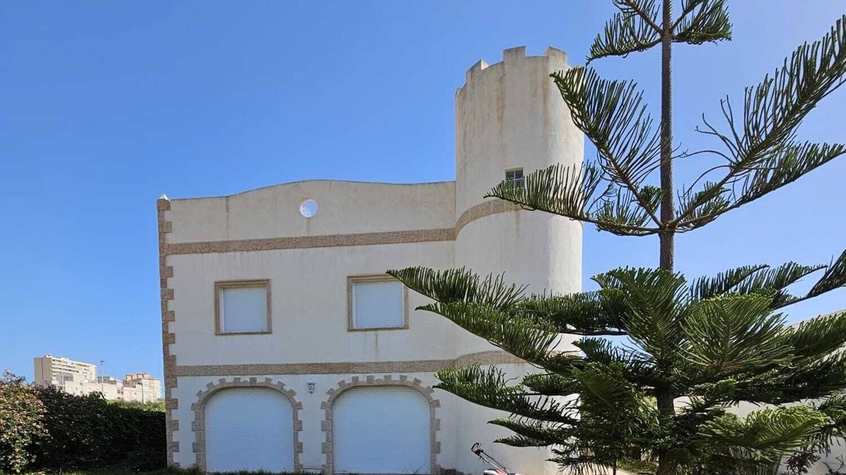 Plaza De La Costera House | Vacation home (10 people) for families with pool, garden, roof terrace, close to the beach