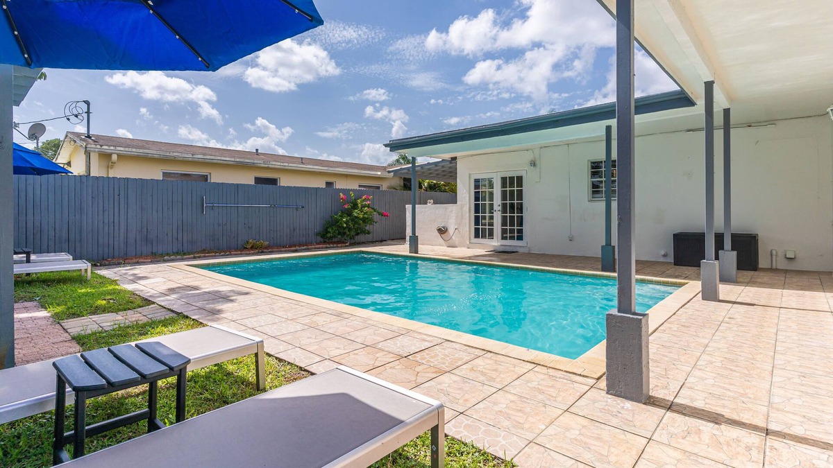 Driftwood House | Vacation Home 3 BRs with Private Pool & Backyard