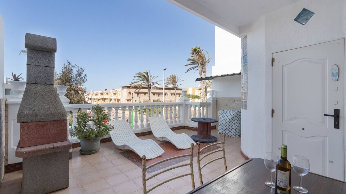 Playa de Arinaga Apartment | Vacation Home 'Apartamento Fani N1' with Private Terrace, Wi-Fi and Air Conditioning
