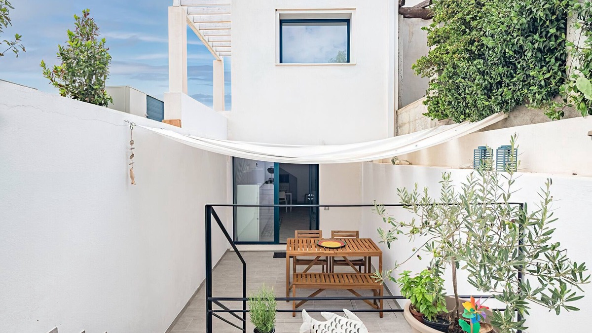Torre di Bari House | Vacation Home "Appartamentino" with Private Terrace & Wi-Fi