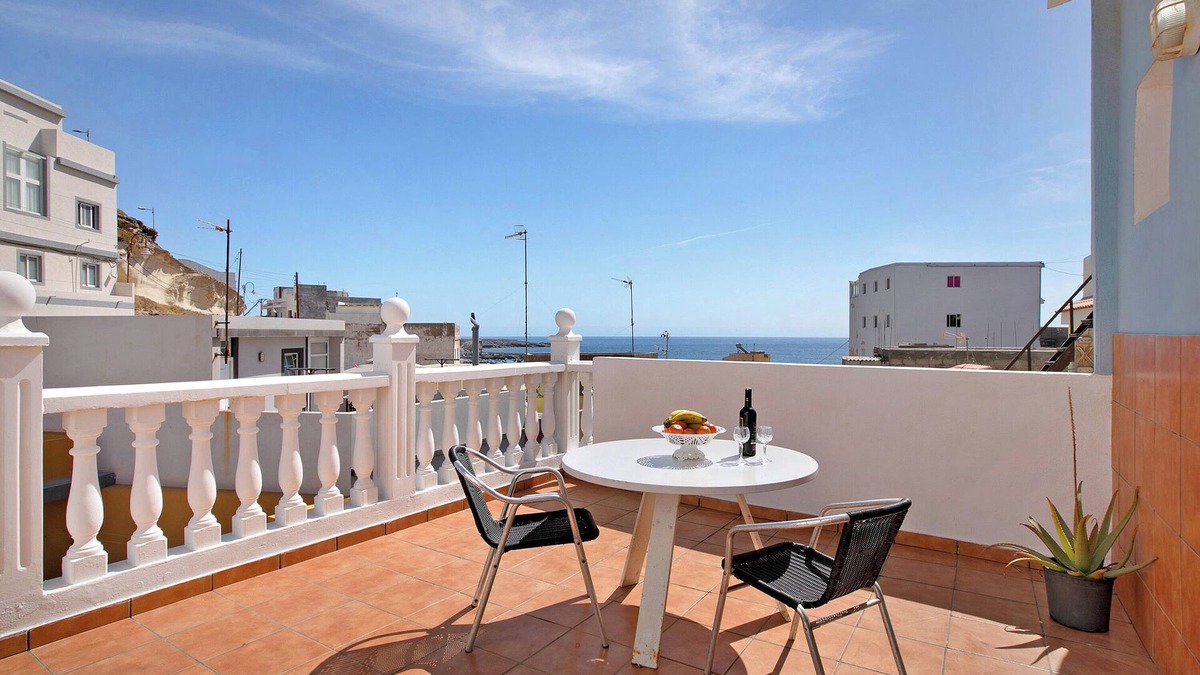 Las Arenas Apartment | Vacation Home "Atico Las Arenas" with Sea View, Private Terrace & Wi-Fi