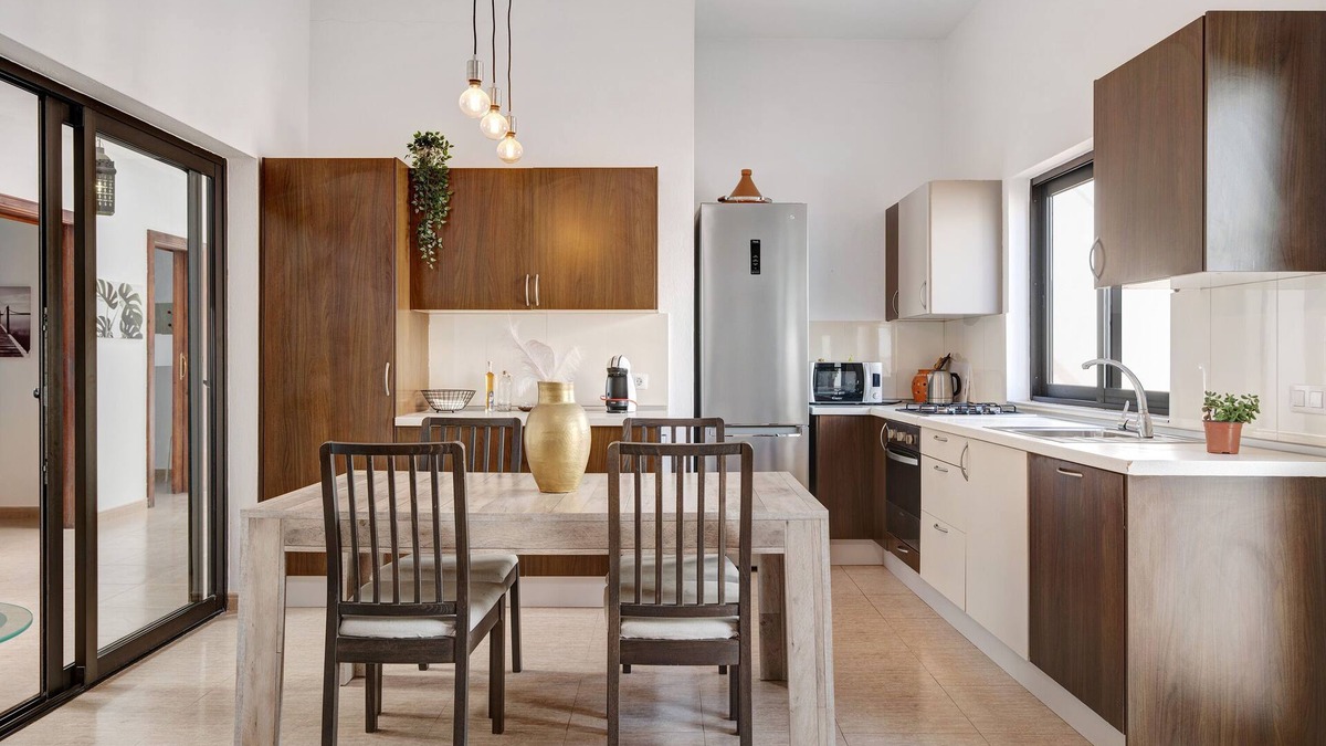 Soo House | Vacation Home 'Casa Itziar Soo' with Private Terrace and Wi-Fi