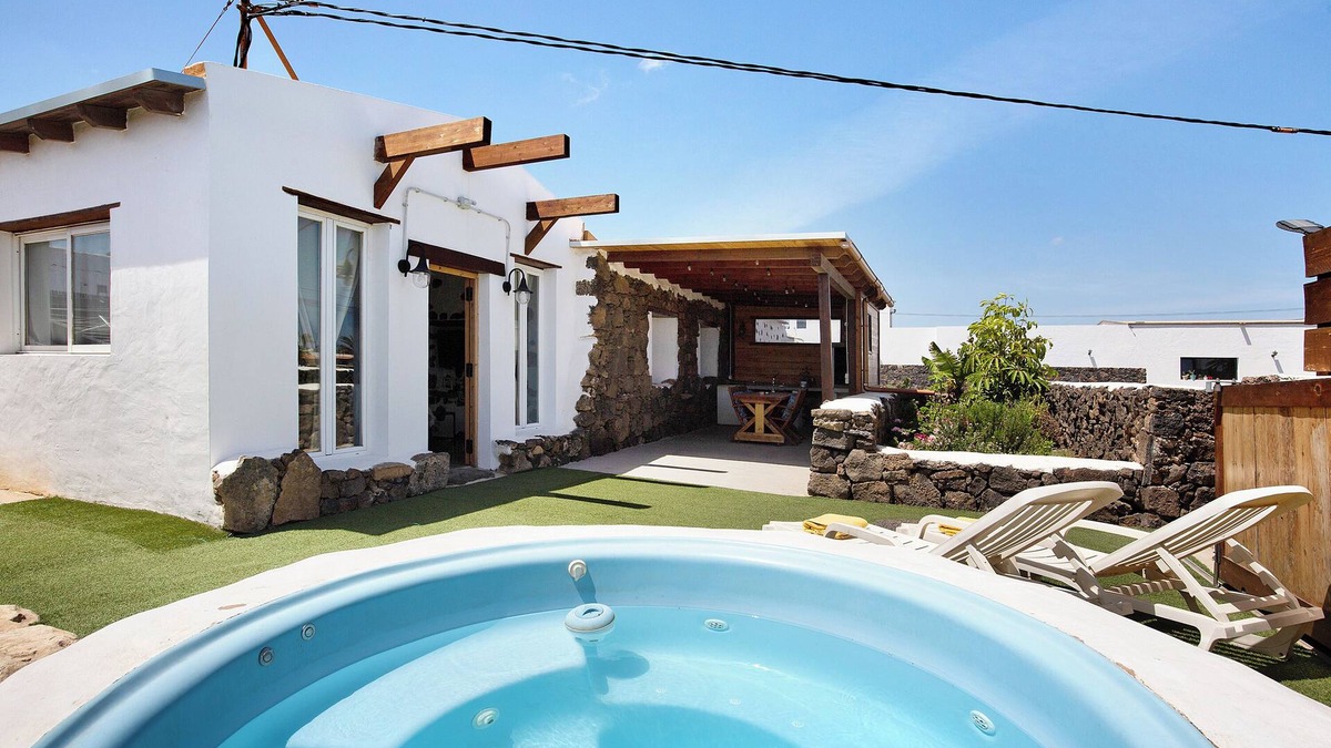Lajares House | Vacation Home 'Ca Lajares' with Mountain View, Private Terrace and Wi-Fi