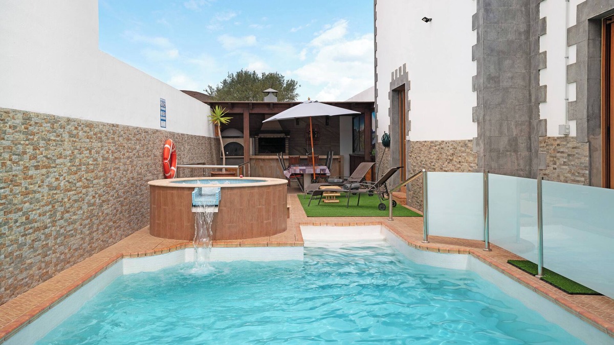 Yaiza House | Vacation Home "Casa Barriguita" with Mountain View, Private Pool & Wi-Fi