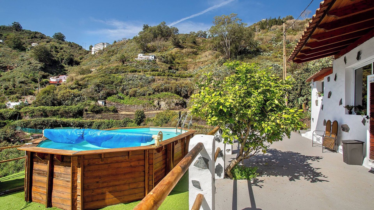 Teror House | Vacation Home 'Casa Cueva' with Mountain View, Private Pool and Wi-Fi