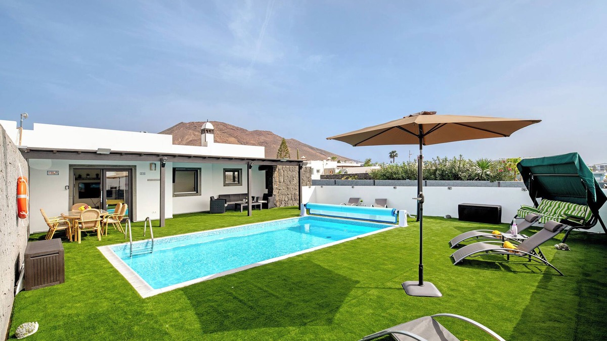 Playa Blanca House | Vacation Home "Casa Atilana" with Private Heated Pool, Private Terrace & Wi-Fi