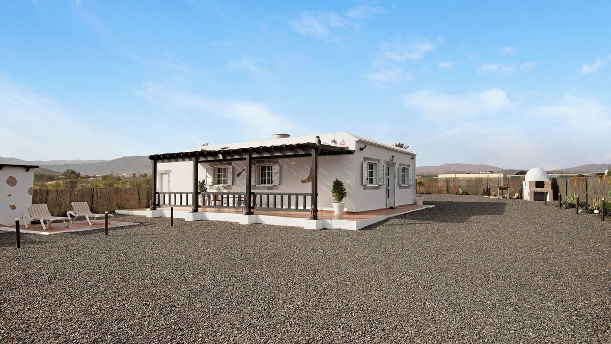 Tuineje House | Vacation Home 'Casa Majos' with Mountain View, Private Terrace and Wi-Fi