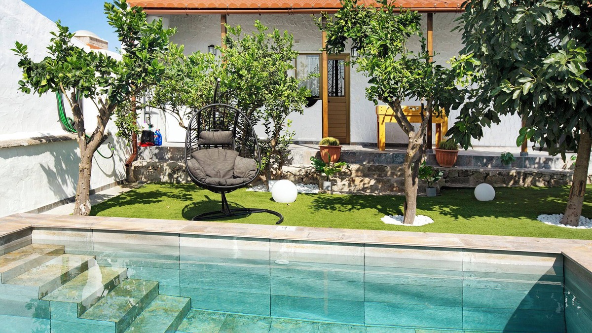 La Solana Villa | Vacation Home "Casa Juani" with Mountain View, Pool, Wi-Fi, Terraces & Garden
