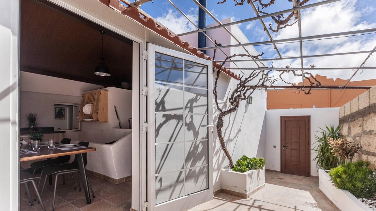Santiago del Teide House | Vacation Home "Casa Jacinto" with Rooftop Terrace, Sea View, Mountain View & Wi-Fi