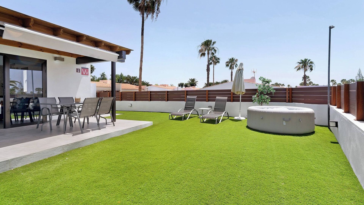 Maspalomas Apartment | Vacation Home 'Casa Luna Kingbed and Jacuzzi' with Mountain View, Shared Pool & Wi-Fi