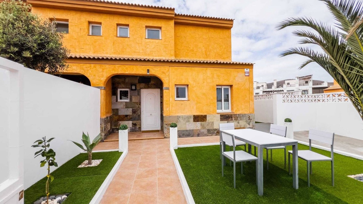 Geafond House | Vacation Home 'Casa Mela' with Private Terrace, Private Garden and Wi-Fi