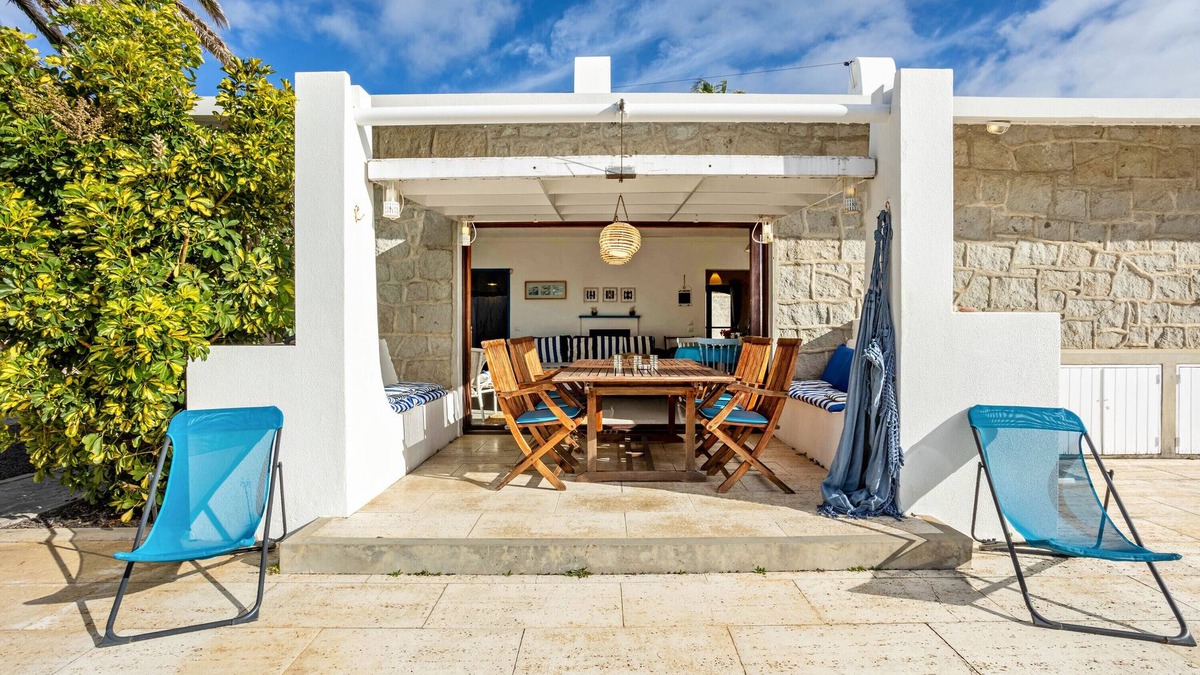 Vila Baleira House | Vacation Home 'Casa da Praia' Near Beach with Private Terrace & Wi-Fi