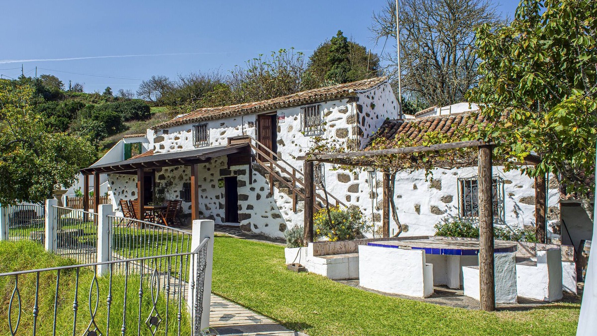 Moya House | Vacation Home 'Casa Rural El Majano' with Mountain View, Private Pool and Wi-Fi