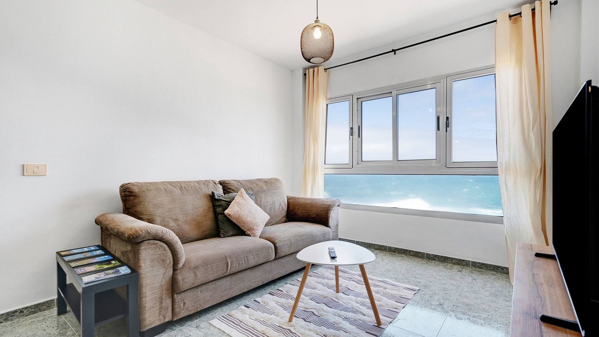 Las Palmas de Gran Canaria House | Vacation Home 'Casa Tila Frente Al Mar' with Sea View, Shared Terrace and Wi-Fi