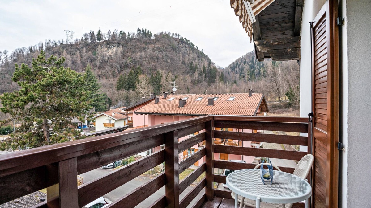 Pergine Valsugana House | Vacation Home "Chalet Bella Vita Pergine Valsugana" with Mountain View, Shared Terrace & Wi-Fi
