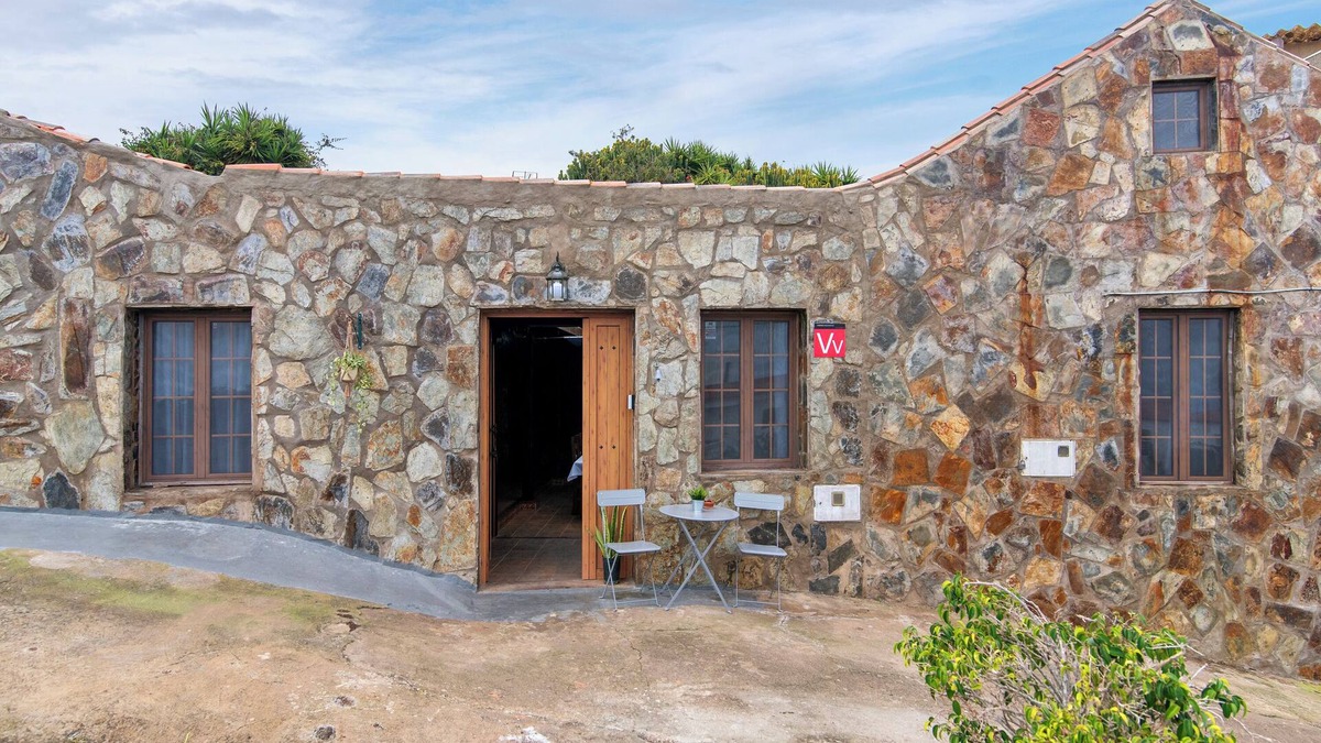 El Risco House | Vacation Home 'El Patio Canario' with Sea View, Private Terrace and Wi-Fi
