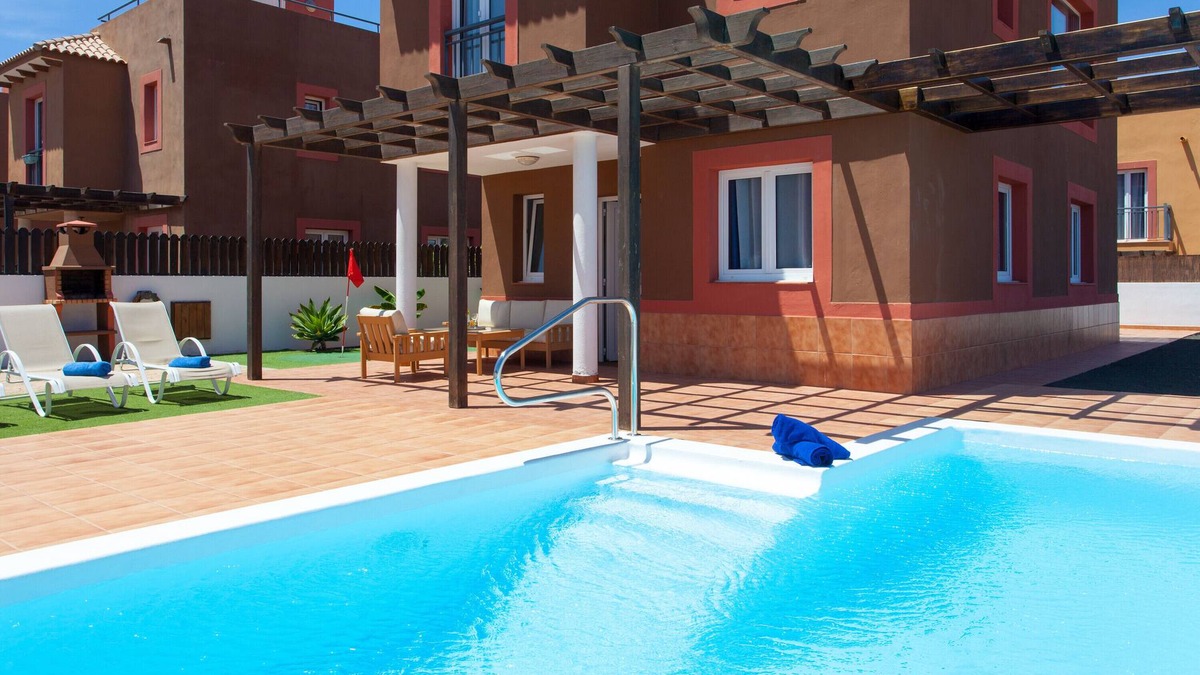 Corralejo Villa | Vacation Home "Emma - Mirador de las Dunas" with Sea View, Pool & Wi-Fi