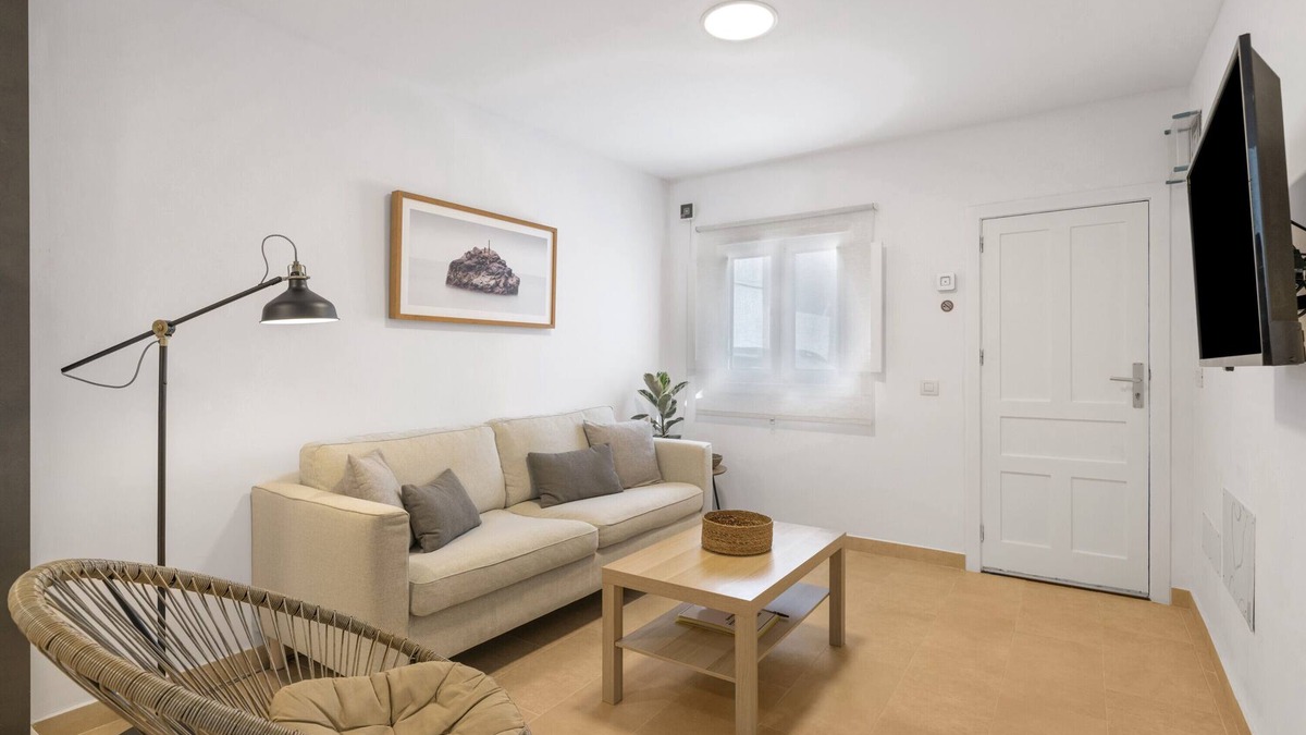 Caleta de Famara House | Vacation Home 'Casa Fela' with Wi-Fi