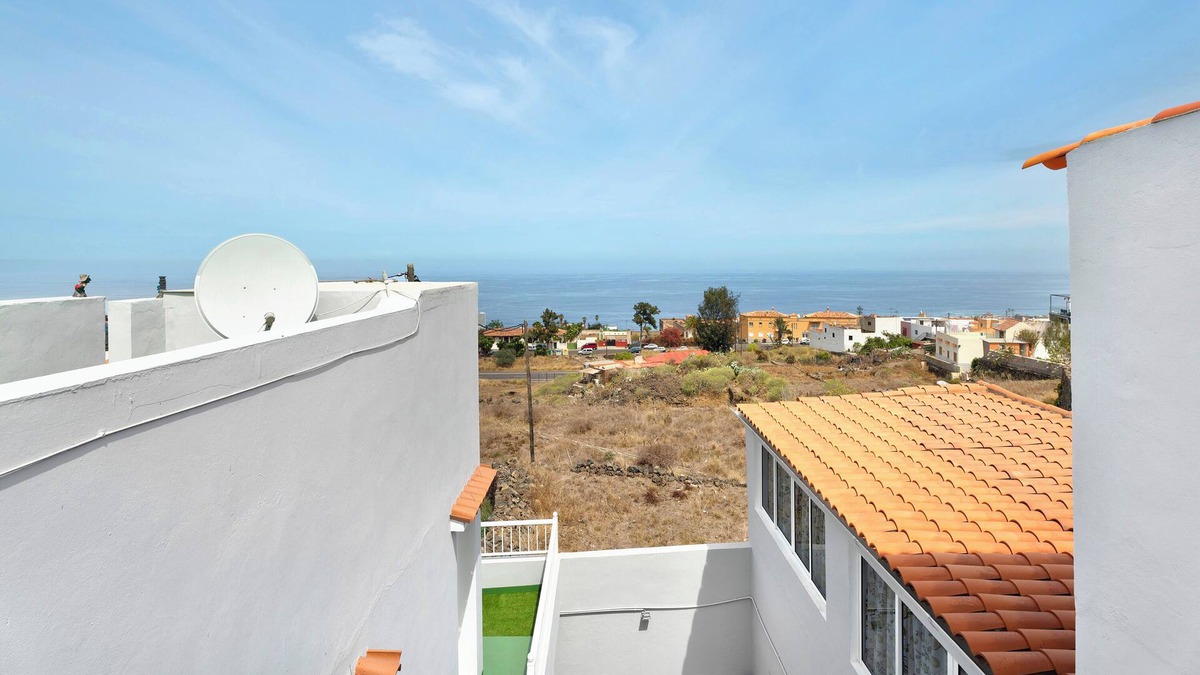 Las Arenas House | Vacation Home "Casa Burgado" with Sea View, Private Terrace & Wi-Fi