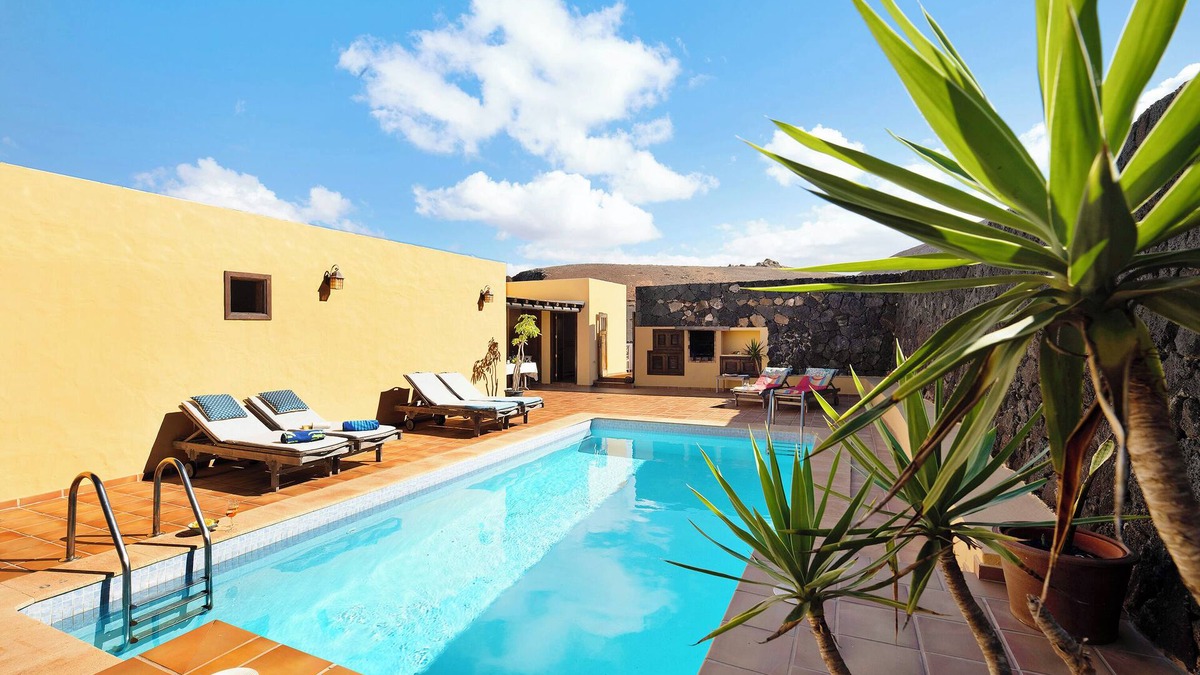 Tinajo House | Vacation Home "Finca Acequia" with Sea View, Private Pool & Wi-Fi