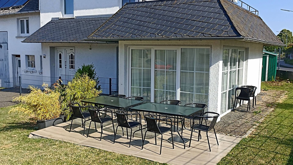 Hohn House | Vacation home for up to 13 people 5 bedrooms fenced garden