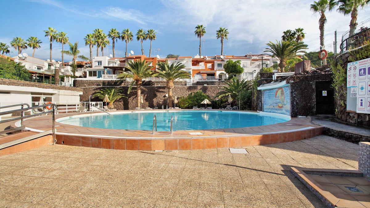Sonnenland House | Vacation Home 'Harmony Vista Faro' with Shared Pool, Private Terrace and Wi-Fi