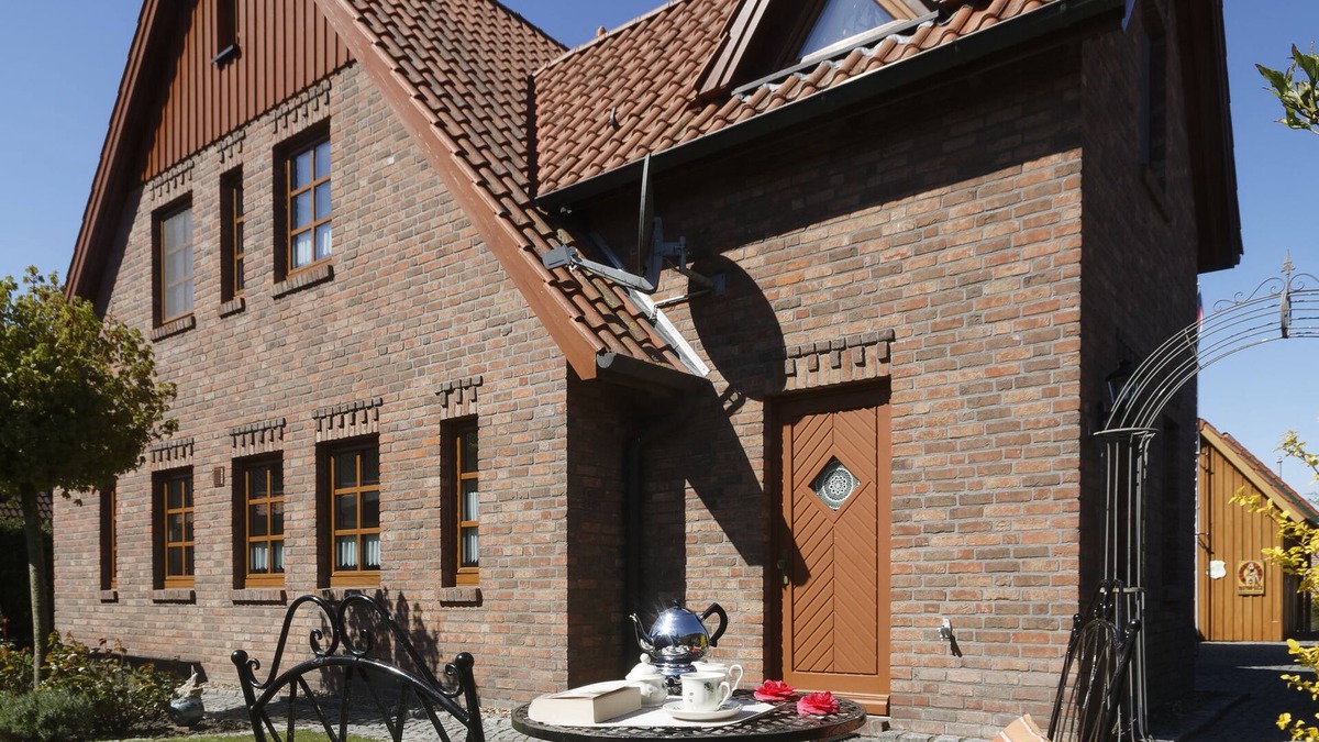 Ditzum House | Vacation home Henny - with private garden. Only 6 minutes walk to the harbor