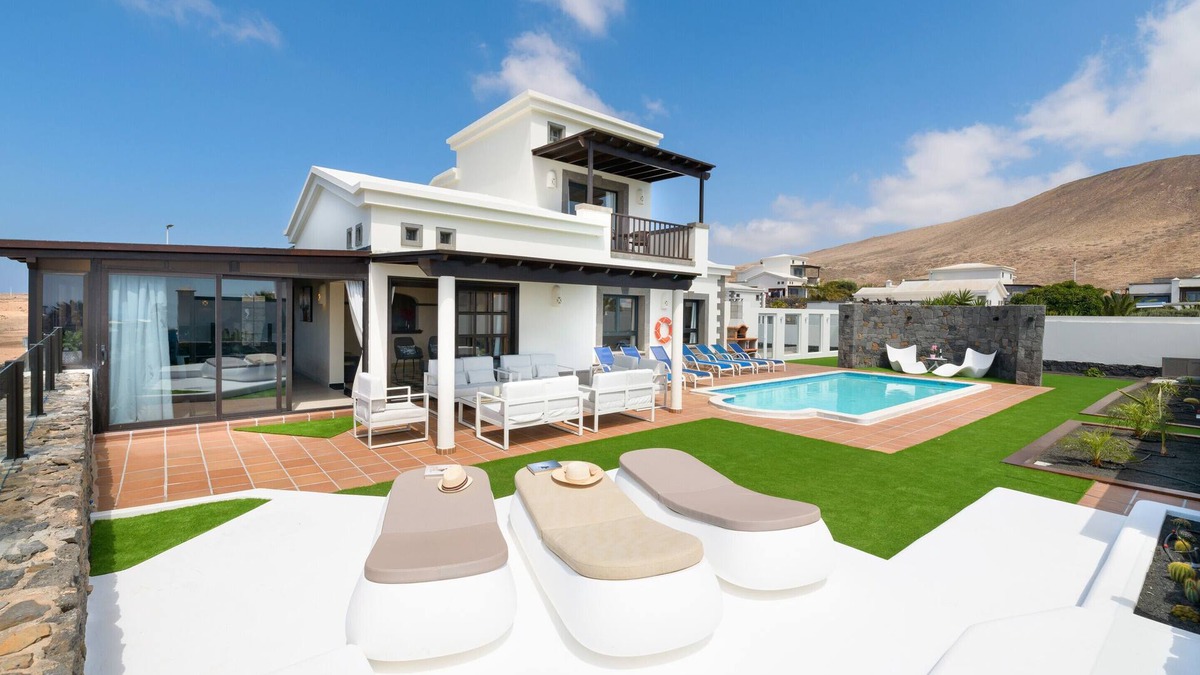 Playa Blanca Villa | Vacation Home "Hipoclub Los Alisios 75" with Sea View, Private Pool & Wi-Fi