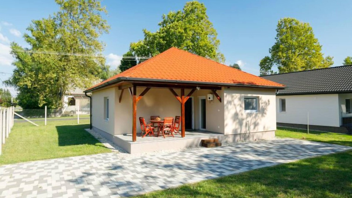Balatonkeresztur House | Vacation home Honey by Interhome
