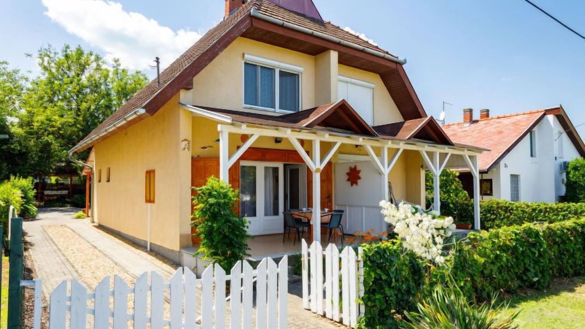 Balatonszarszo House | Vacation home Jazmin by Interhome