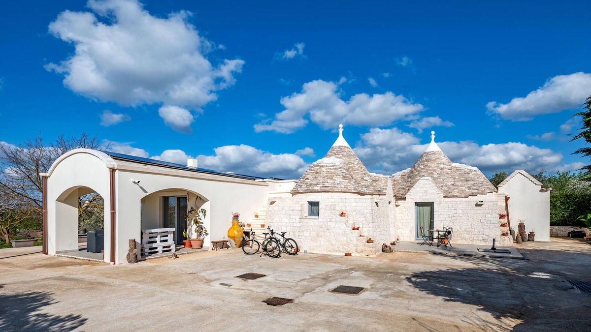 Martina Franca House | Vacation Home "La Valle dei Trulli" with Private Garden, Whirlpool & Wi-Fi