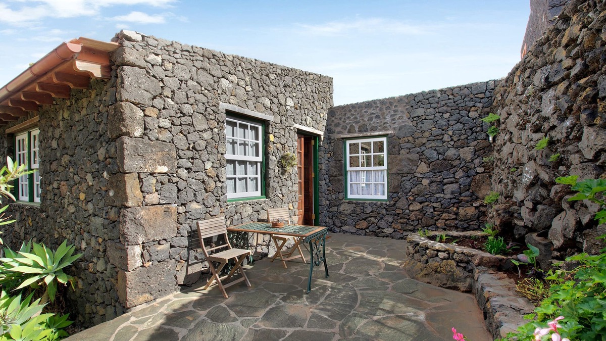 Tesbabo House | Vacation Home "Las Adelfas Alta" with Sea View, Garden & Wi-Fi