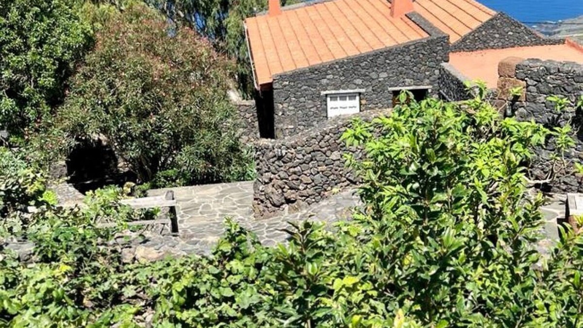 Tesbabo House | Vacation Home "Las Adelfas" with Sea View, Terraces & Wi-Fi