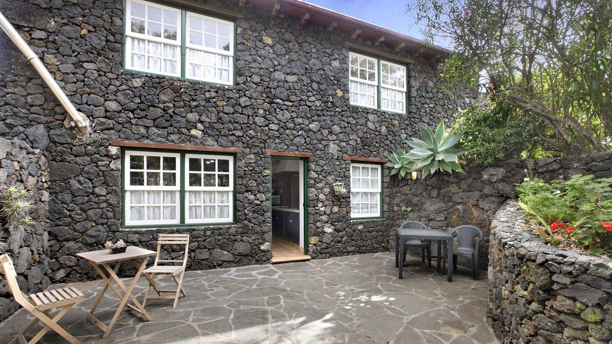 Tesbabo House | Vacation Home "Las Adelfas Baja" with Sea View, Garden & Wi-Fi