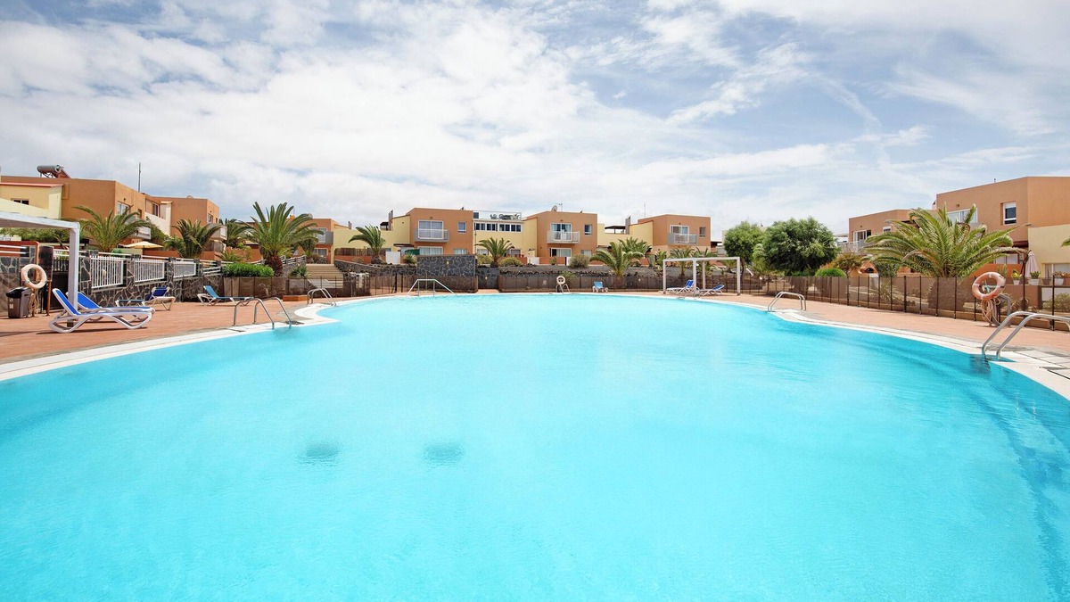Corralejo Apartment | Vacation Home "Las Fuentes Corralejo" with Mountain View, Shared Pool & Wi-Fi