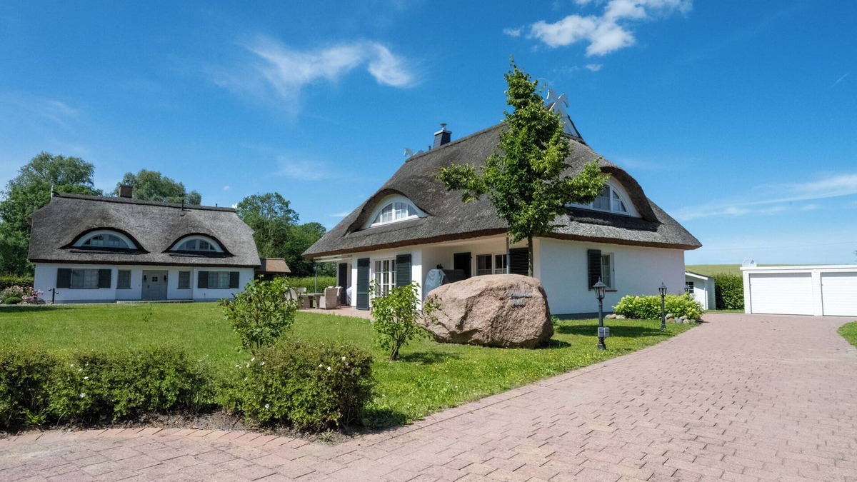 Puddemin House | Vacation home Lindenfels in the south of the island of Rügen
