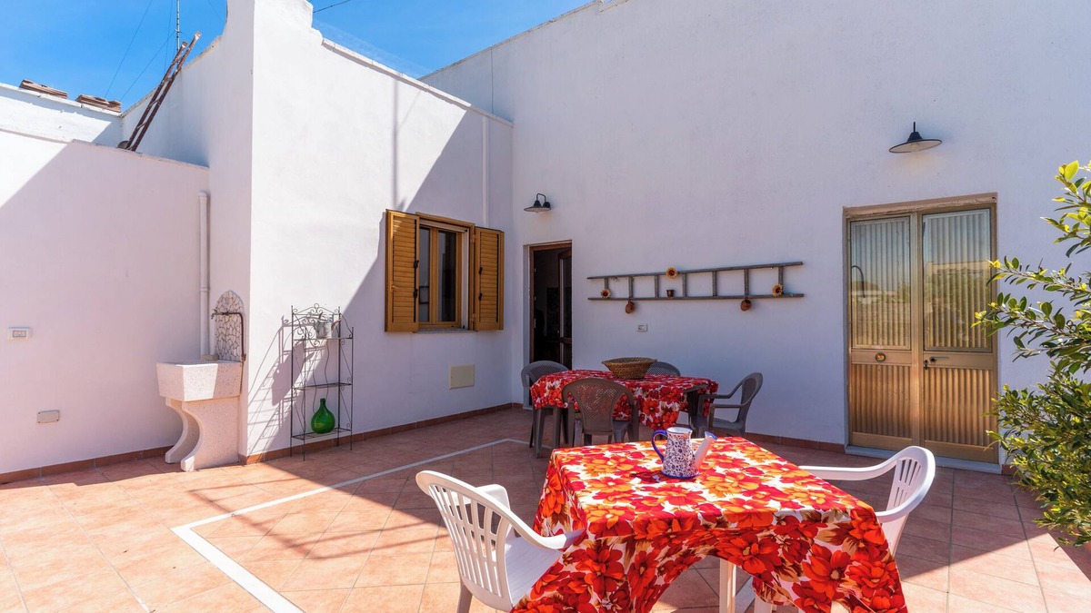 Casamassella House | Vacation Home 'Lu Mare e Lu Ientu' with Garden & A/C
